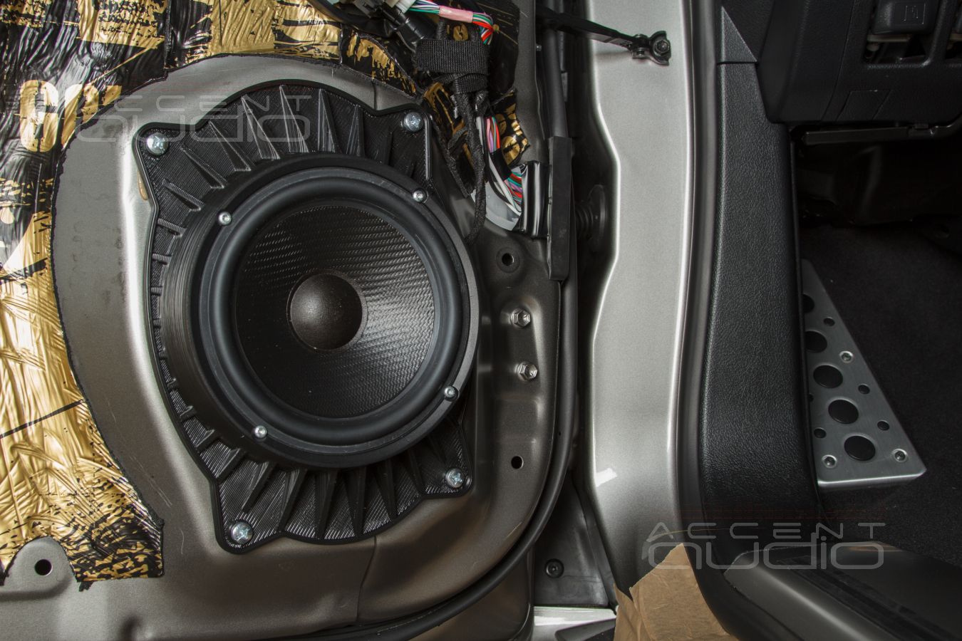 Новые мидбасовые динамики SOAudio 165\38 в передних и задних дверях Lexus LX 570