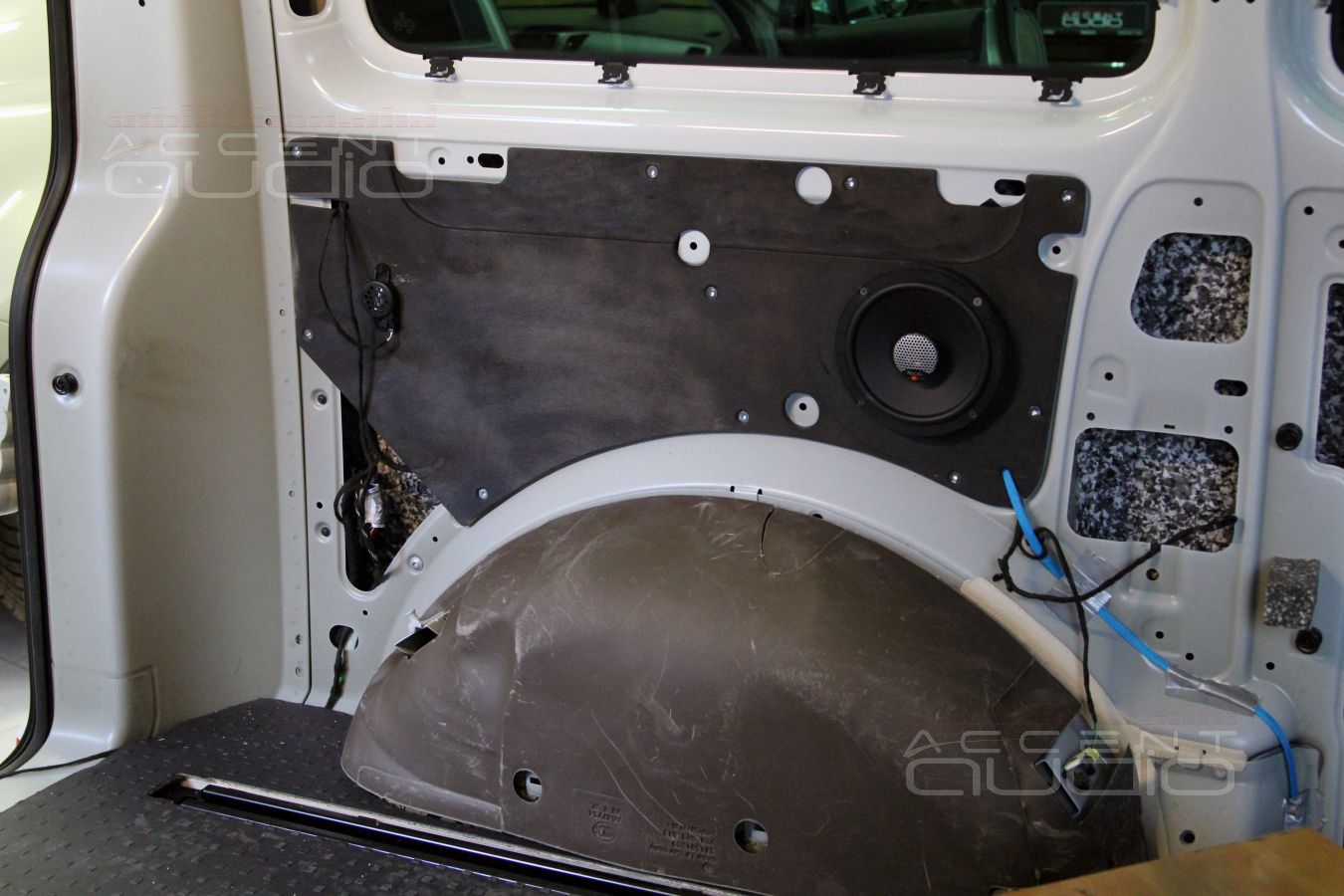Установка тыловой акустики FOCAL Integration ICU165 в Volkswagen Multivan