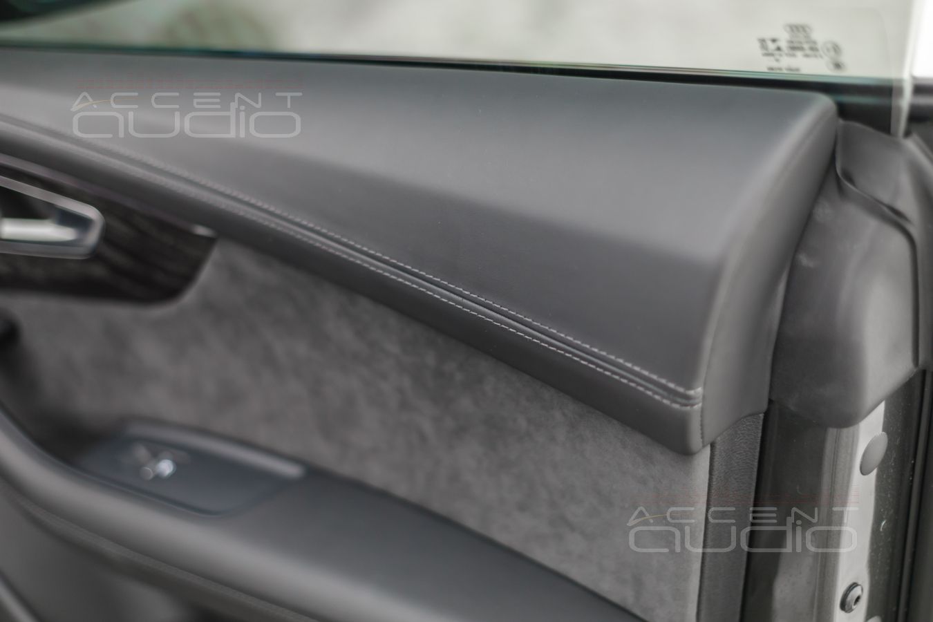 Перетяжка верхних деталей и ручек дверных панелей в кожу Nappa в Audi Q8