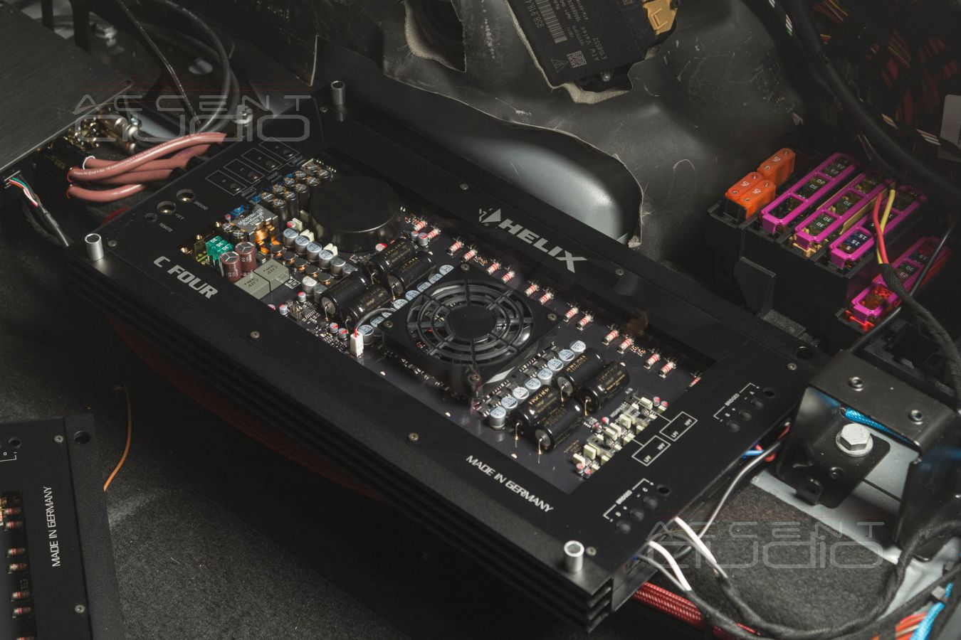 Выбор и монтаж усилителей AB класса в компактный Porsche Macan