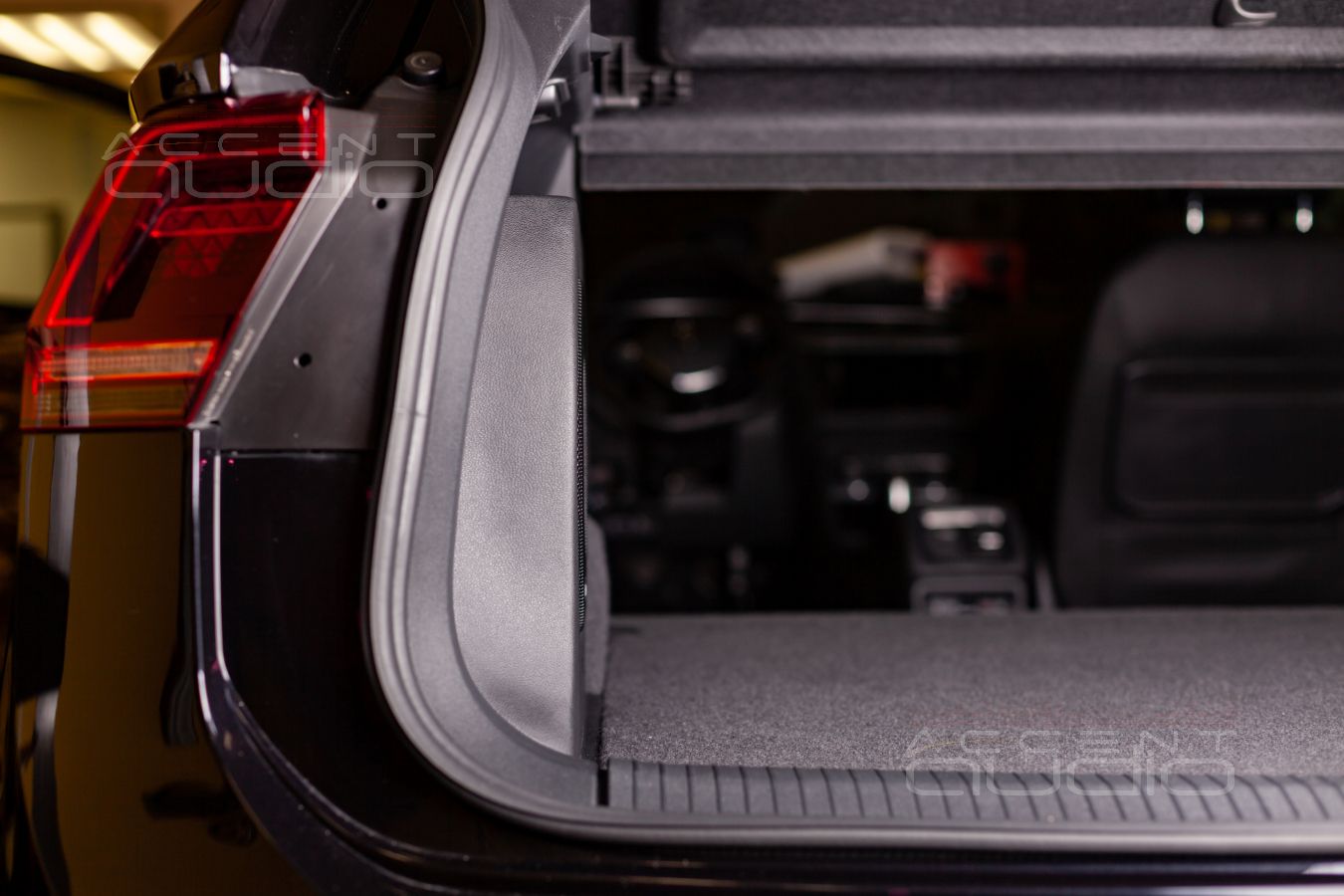 Встроенный сабвуфер-стелс – специально для Tiguan2 и Audison APS