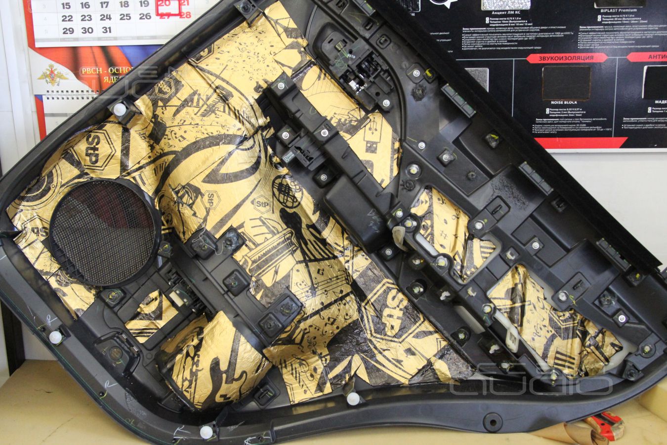 Аудиоподготовка дверей Mitsubishi Pajero Sport