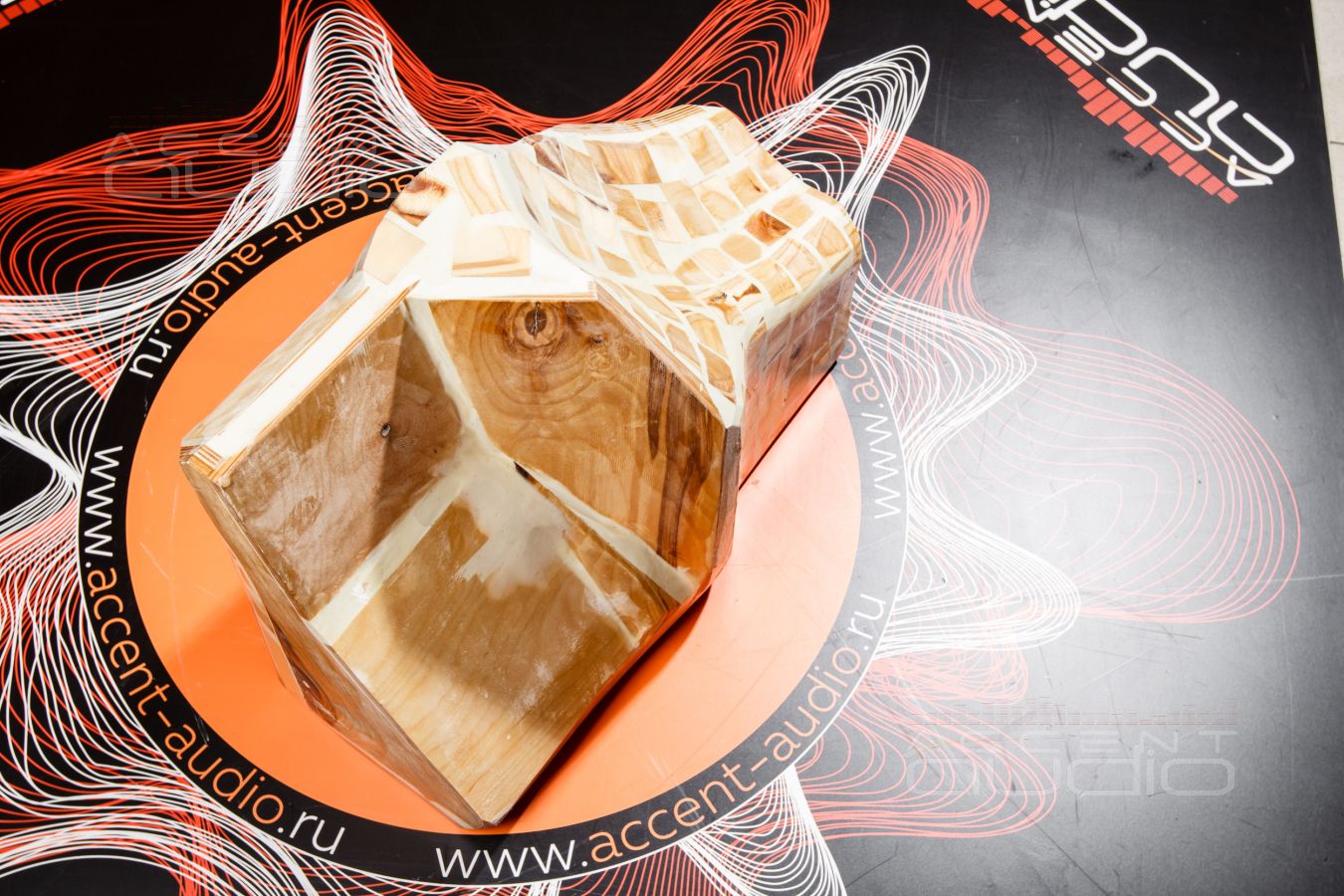 Действительно сложно, действительно сабвуфер, действительно полная интеграция: Dego в Escalade