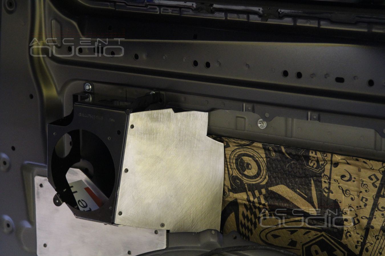 Тыловая акустика для задних пассажиров в Mercedes-Benz Vito