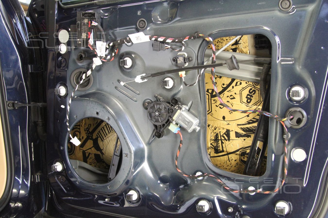 Новая акустика в Porshe Macan - 18 см мидбасы ScanSpeak Revelator в дверях