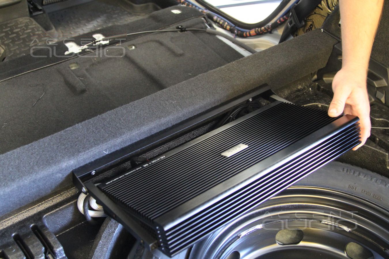 Установка усилителя E.O.S AE-4100.1 SE