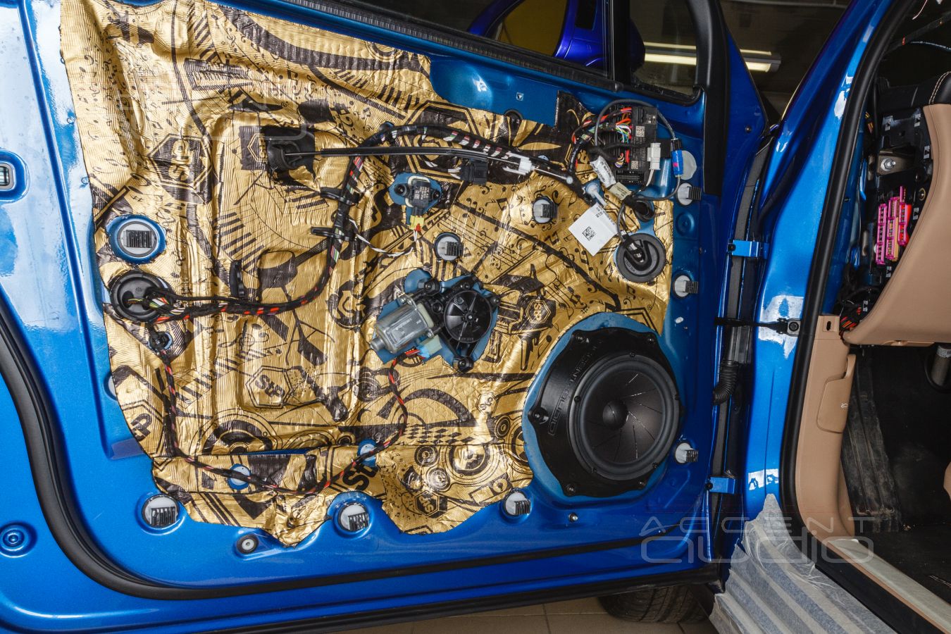 Аудиоподготовка дверей Porsche Macan и установка мидбасов ScanSpeak