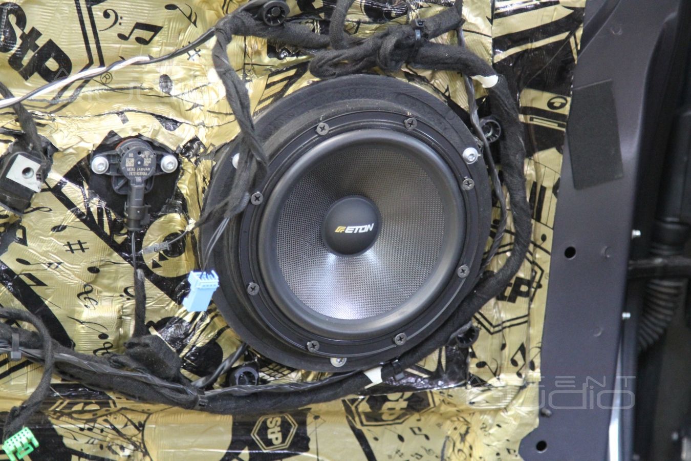 Установка новой акустики Eton в LandRover Discovery Sport