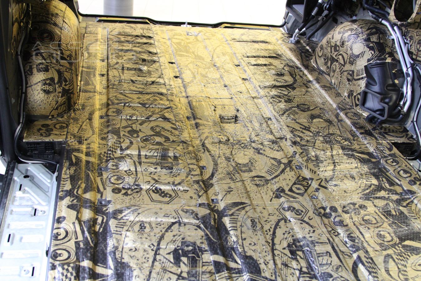 Шумоизоляция Mercedes Vito: пол и задние арки