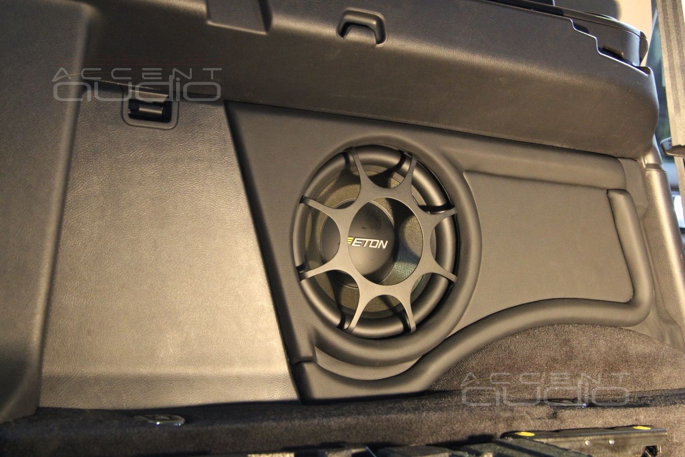 Встройка сабвуфера в крыло Range Rover Discovery