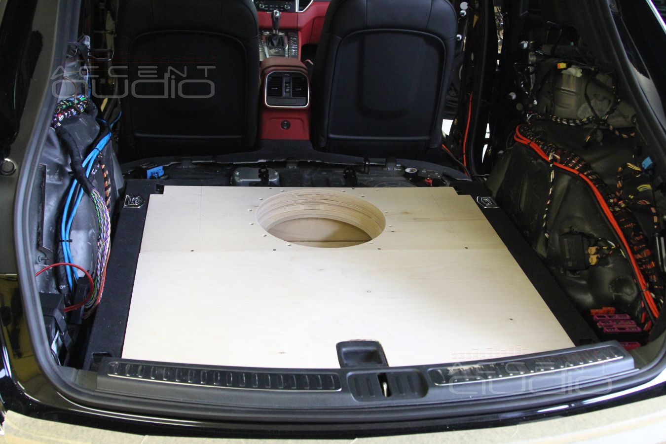 Установка сабвуфера JLAudio 12TW3-D4 в Porsche Macan