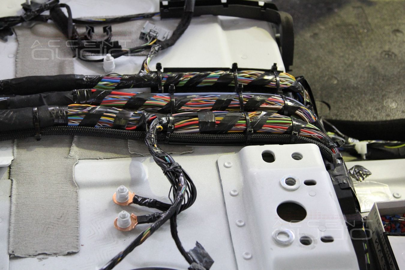 Прокладка проводки и установка усилителя