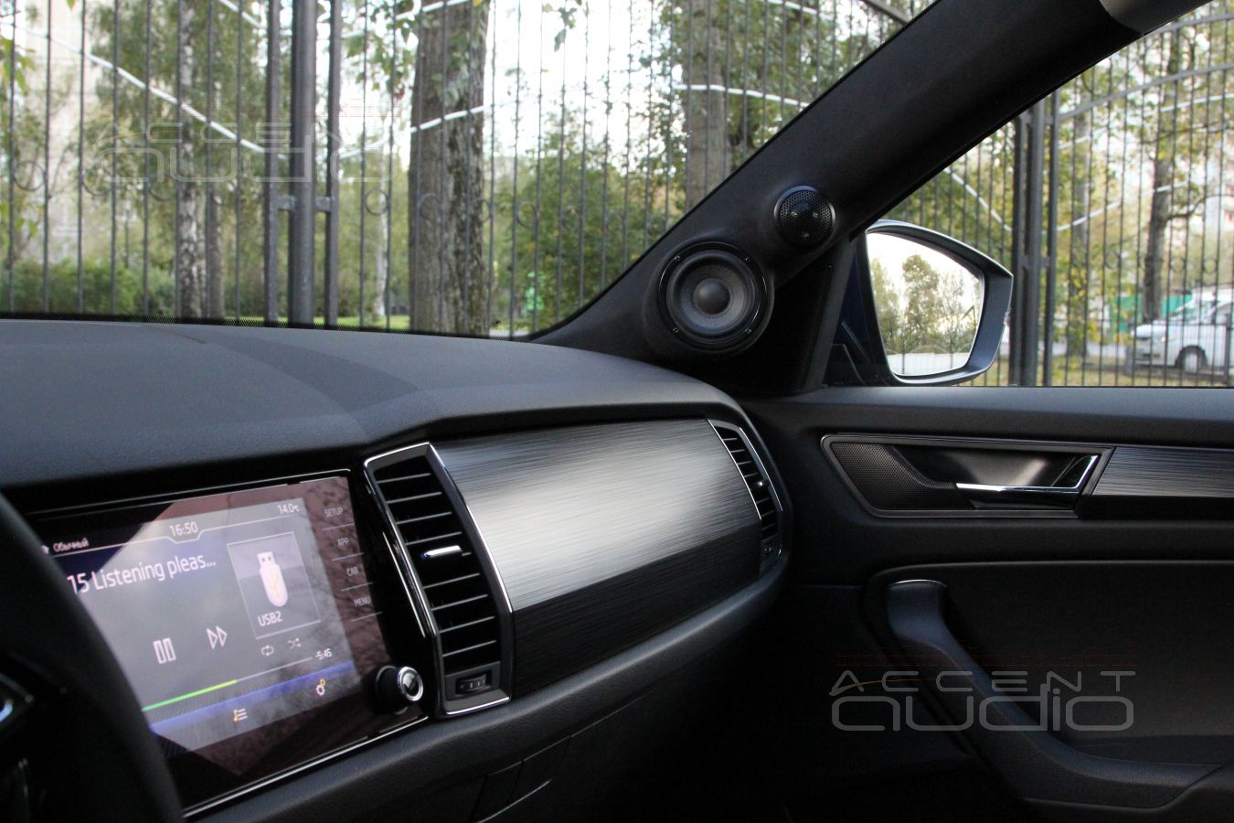 Сразу – главное: подиумы для твитеров Rainbow и среднечастотных излучателей Brax для Skoda Kodiaq