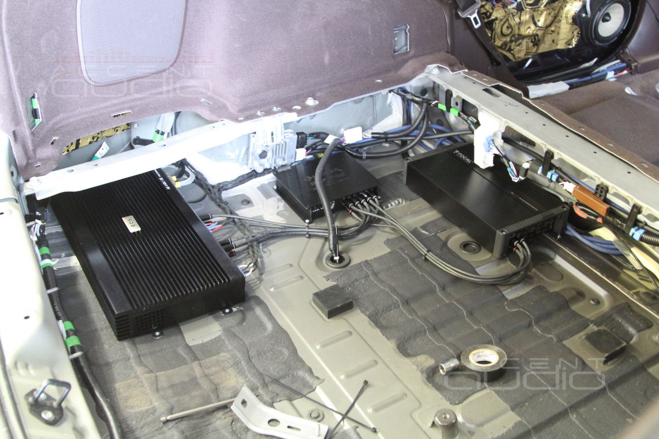Скрытая установка усилителей и аудиопроцессора в кузове Lexus RX350.