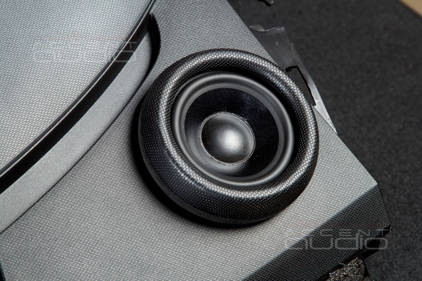 Среднечастотной полосе есть место: установка динамиков E.O.S MD-75 в Smart Fortwo