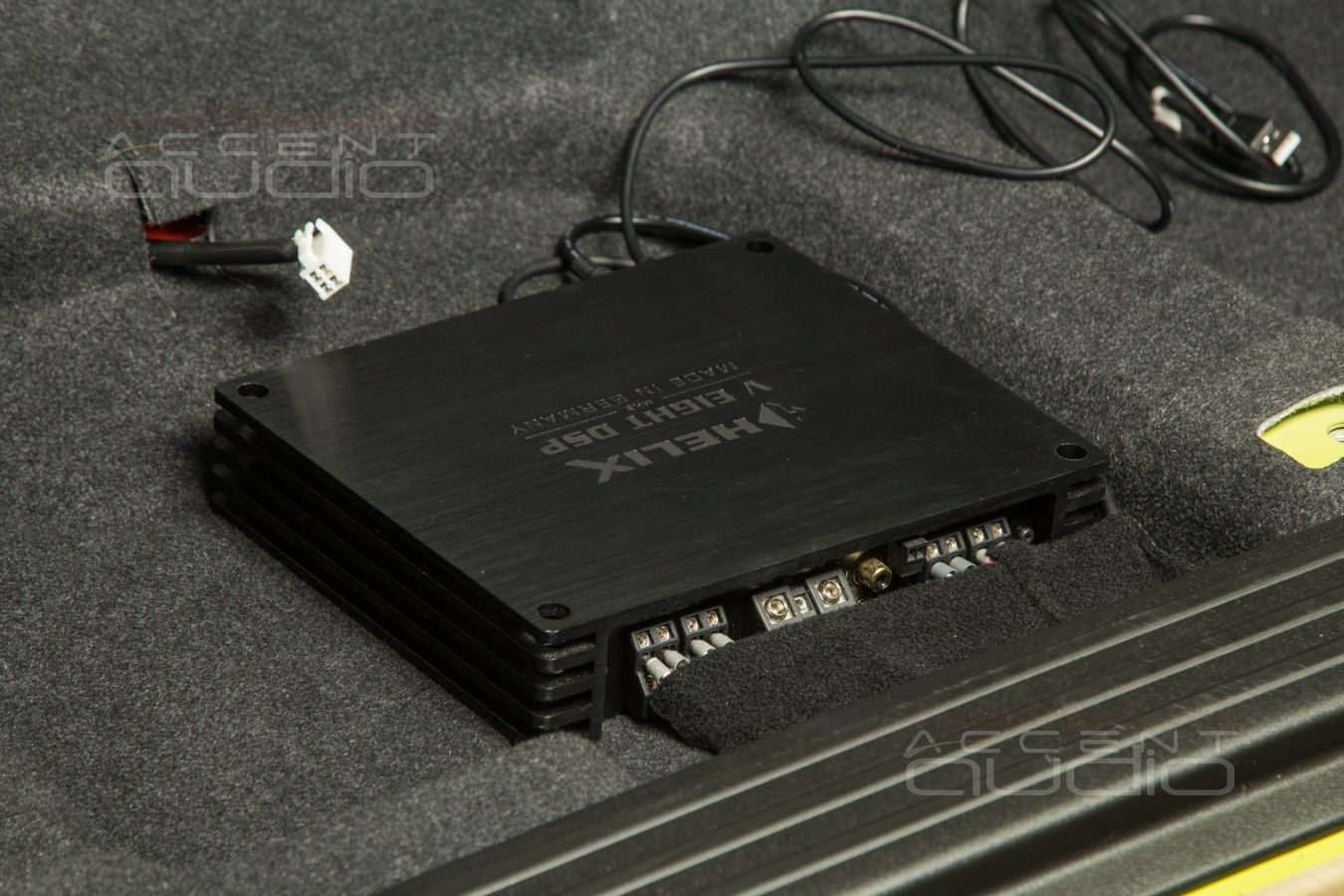Скрытая установка компактного 8 канального усилителя Helix в Suzuki Jimny