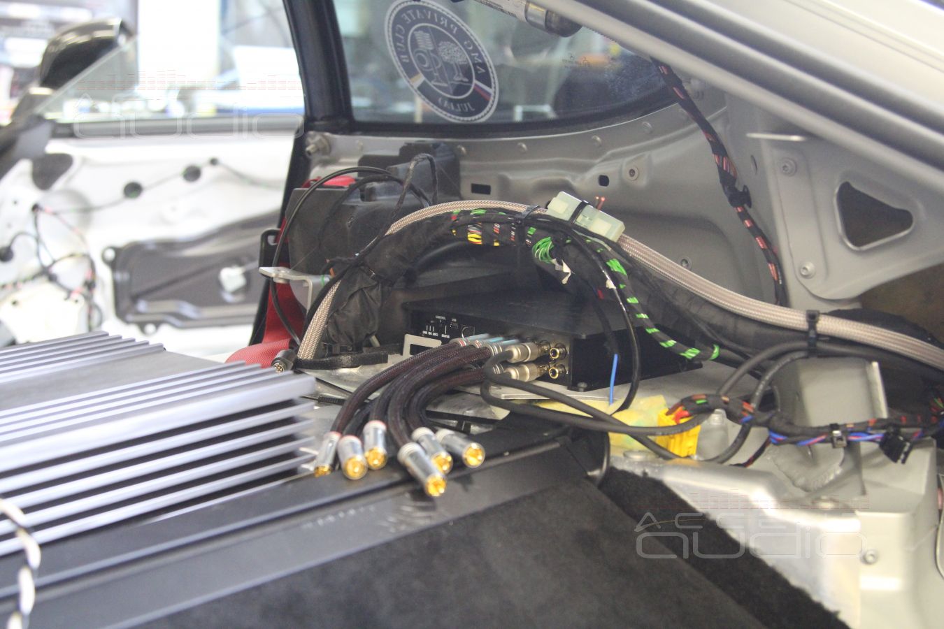 Подключение и установка аудиопроцессора Helix DSP PRO MK2 в Mercedes-Benz GT