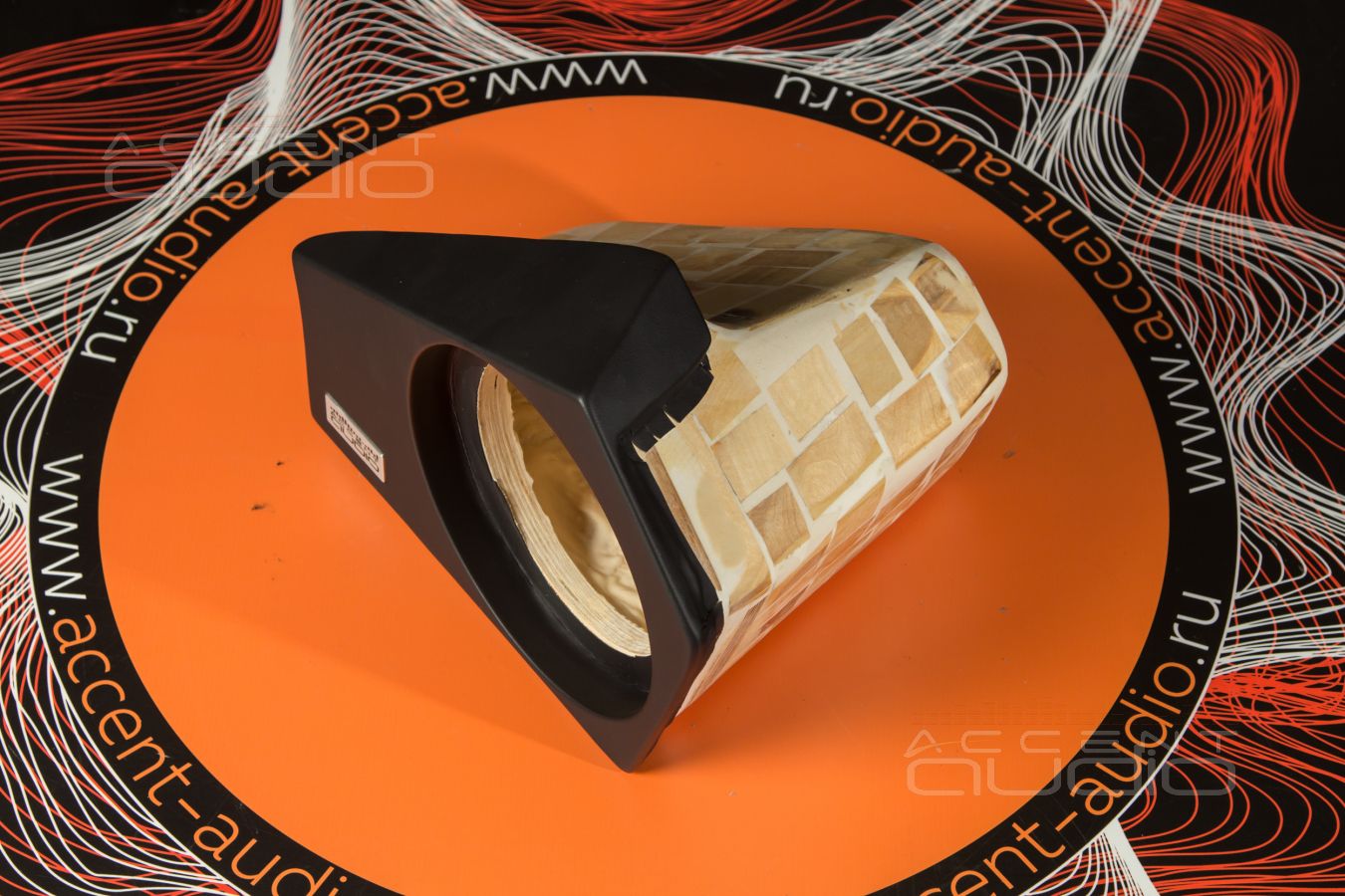 Встроенный сабвуфер-стелс для Porsche Taycan: возможно и очень эффективно !