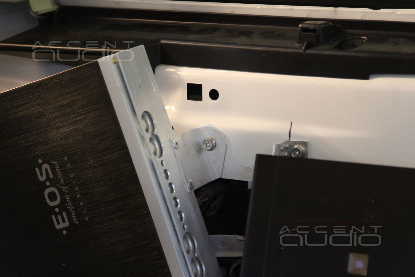 Установка усилителей E.O.S в Range Rover Discovery