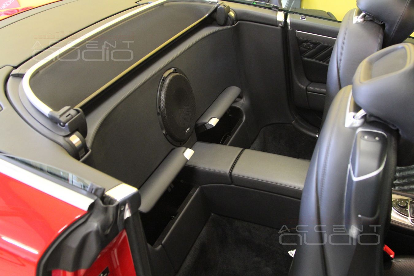 Сабвуфер – элемент интерьера, с крышей или без неё