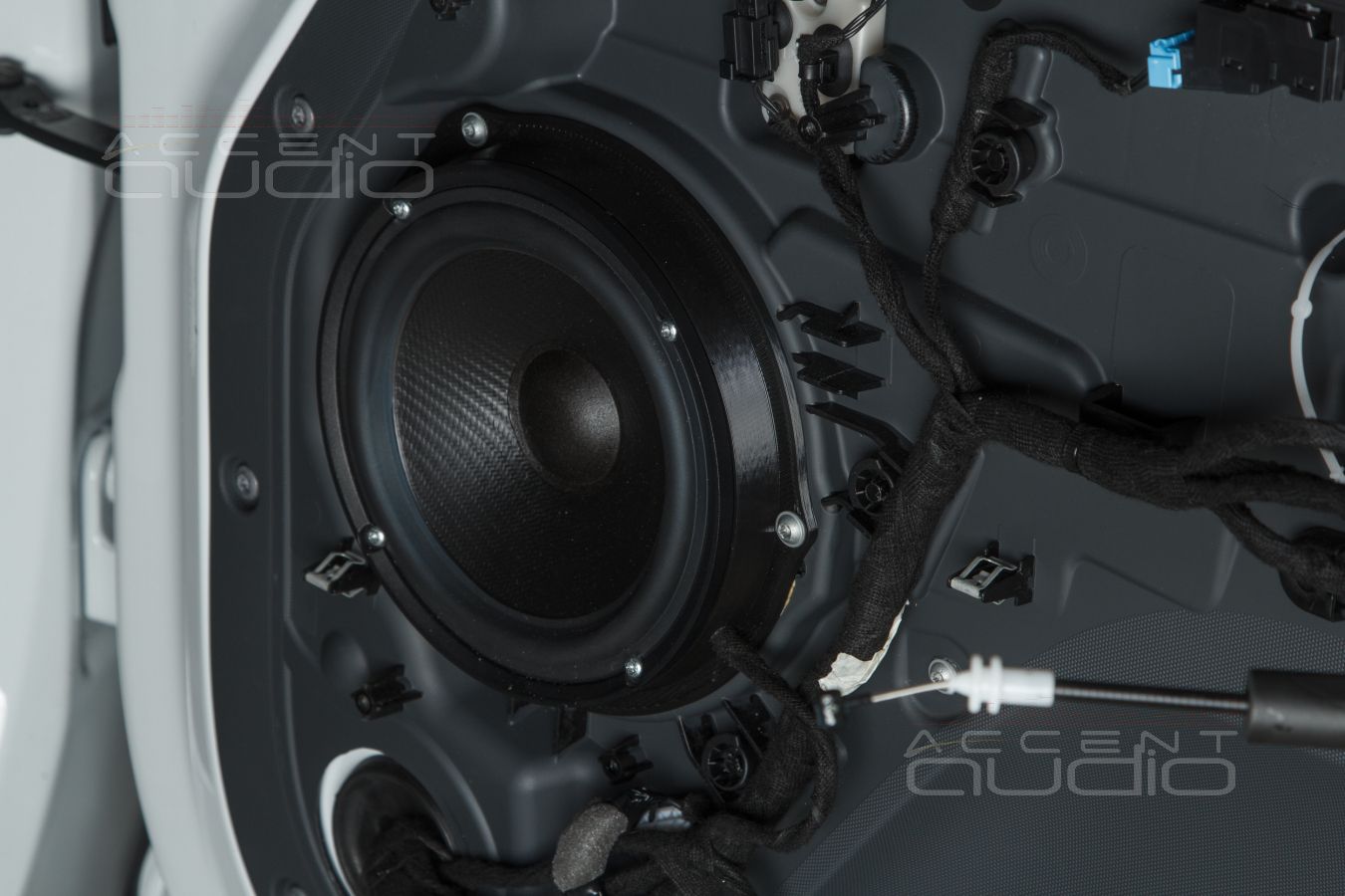 Аудиоподготовка оригинальных дверей Land Rover Defender и установка новых мидбасов SOAudio