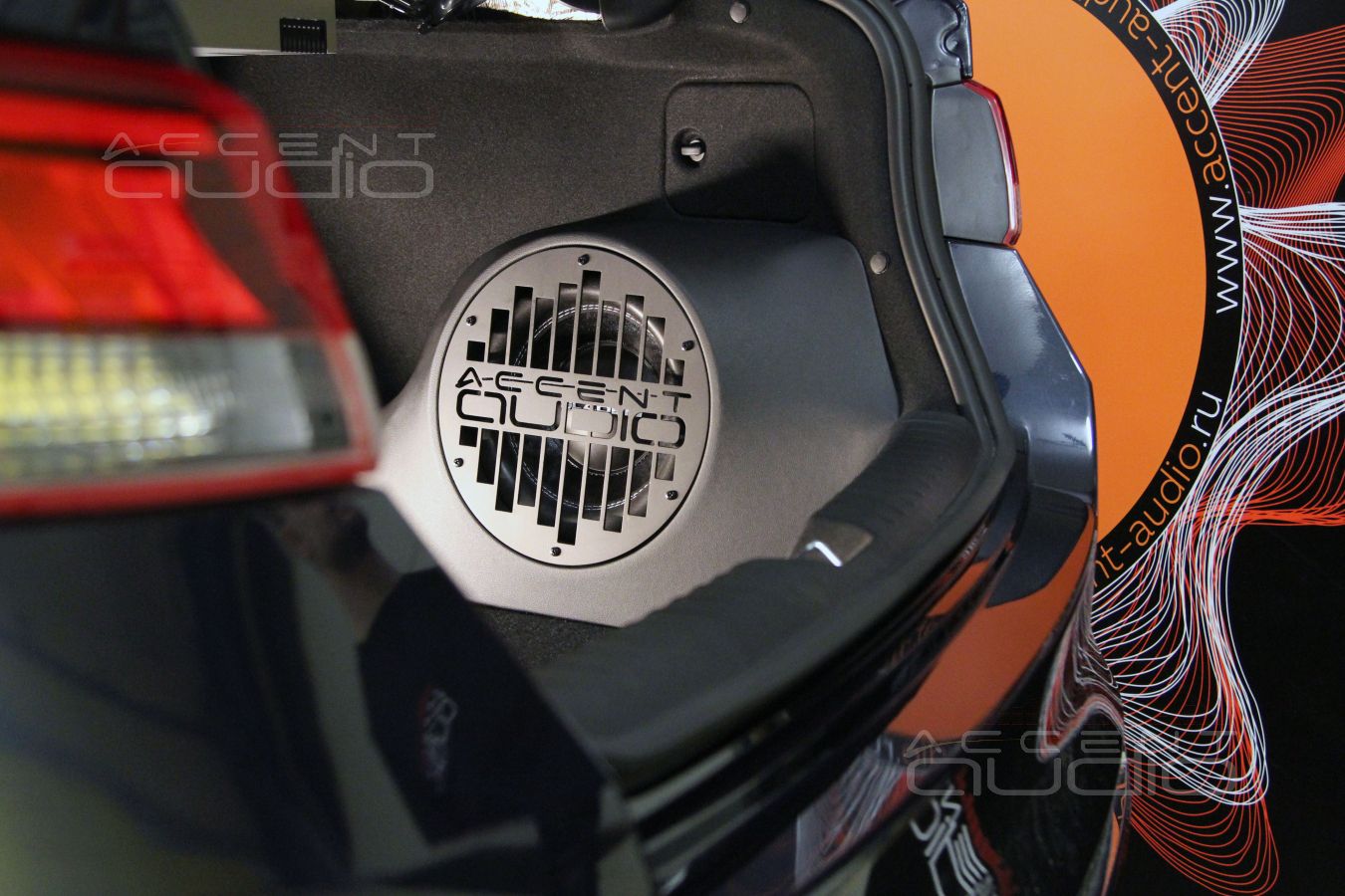 Настоящий сабвуфер-стелс в Kia Optima ? Конечно ! Gladen SQX 10