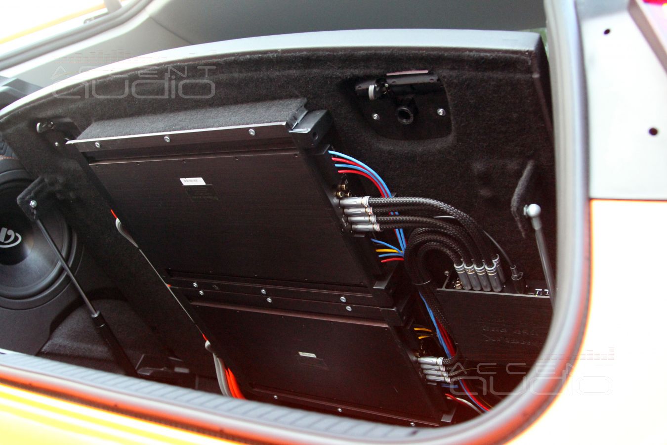 Главное – в полу: оригинальная установка усилителей McIntosh и процессора Helix