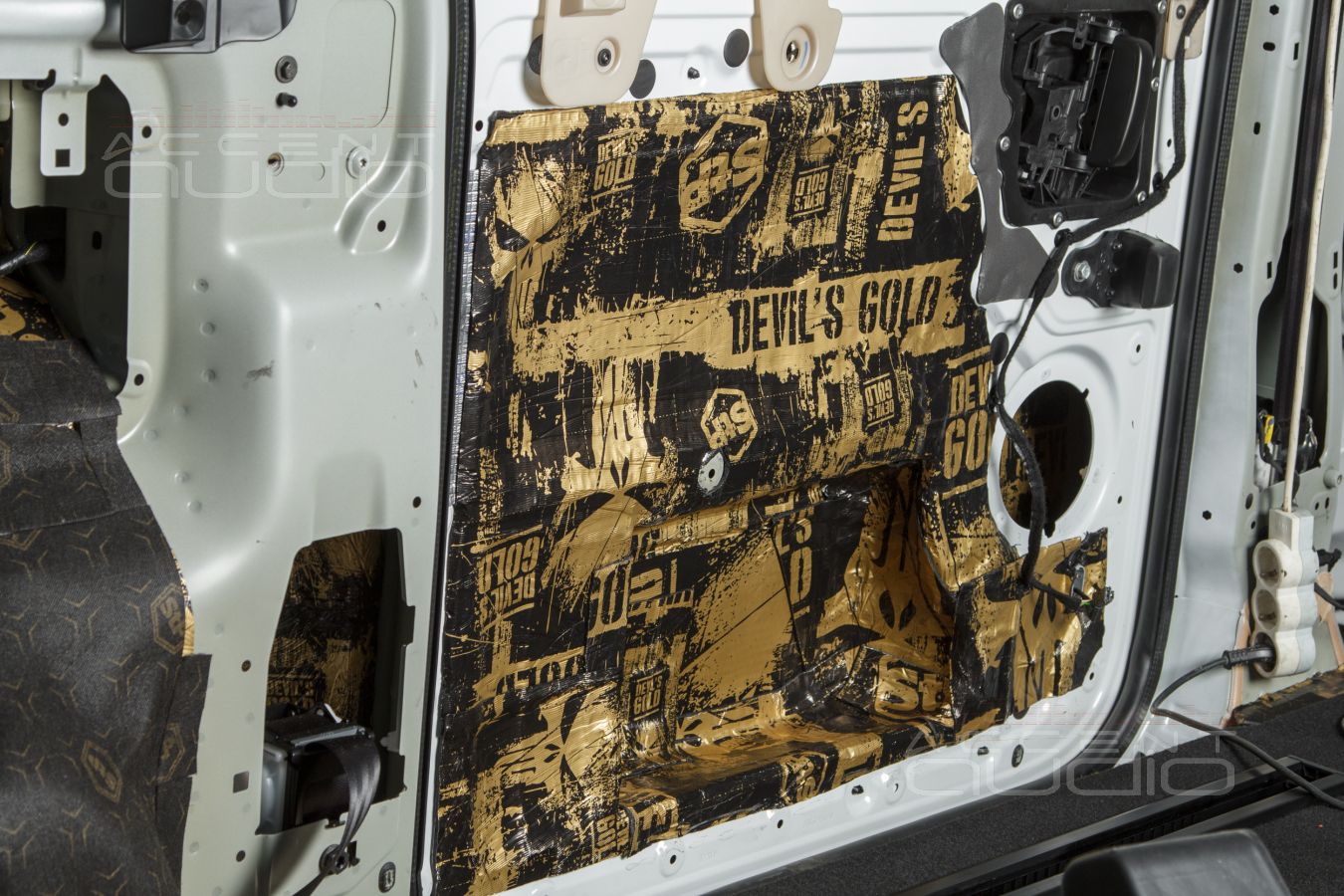 Аудиоподготовка, новые, быстрые и плотные мидбасы SOAudio в дверях Opel Zafira Life