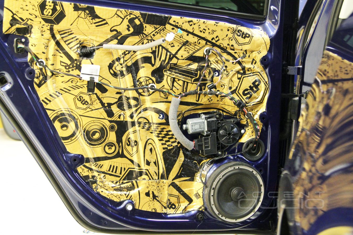 Шумоизоляция задних дверей ( в фотографиях )