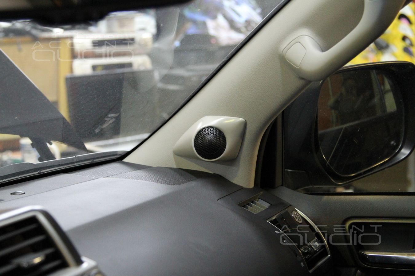 Подиумы под твитеры в Toyota Land Cruiser Prado