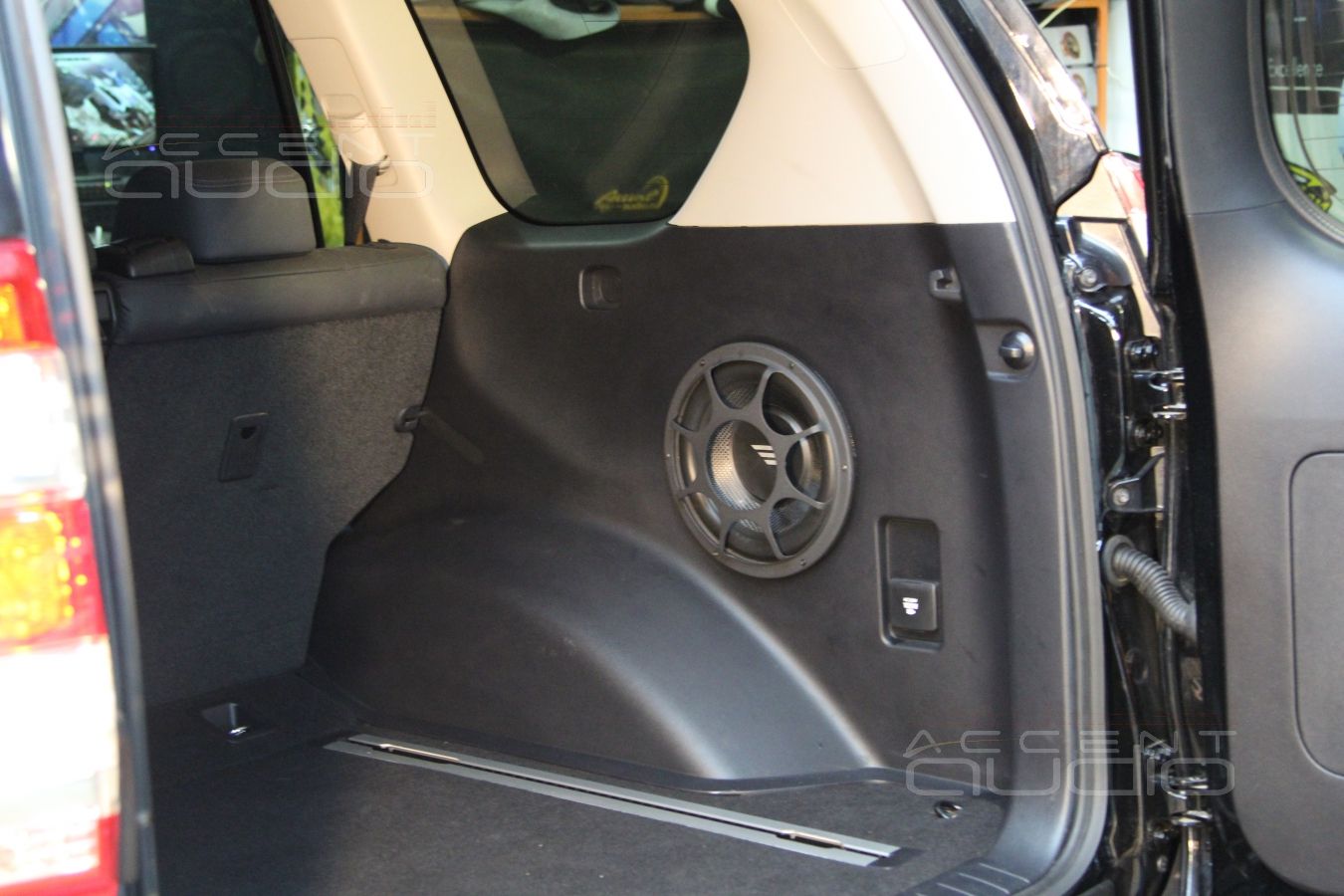 Сабвуфер, встроенный в крыло Toyota Land Cruiser Prado