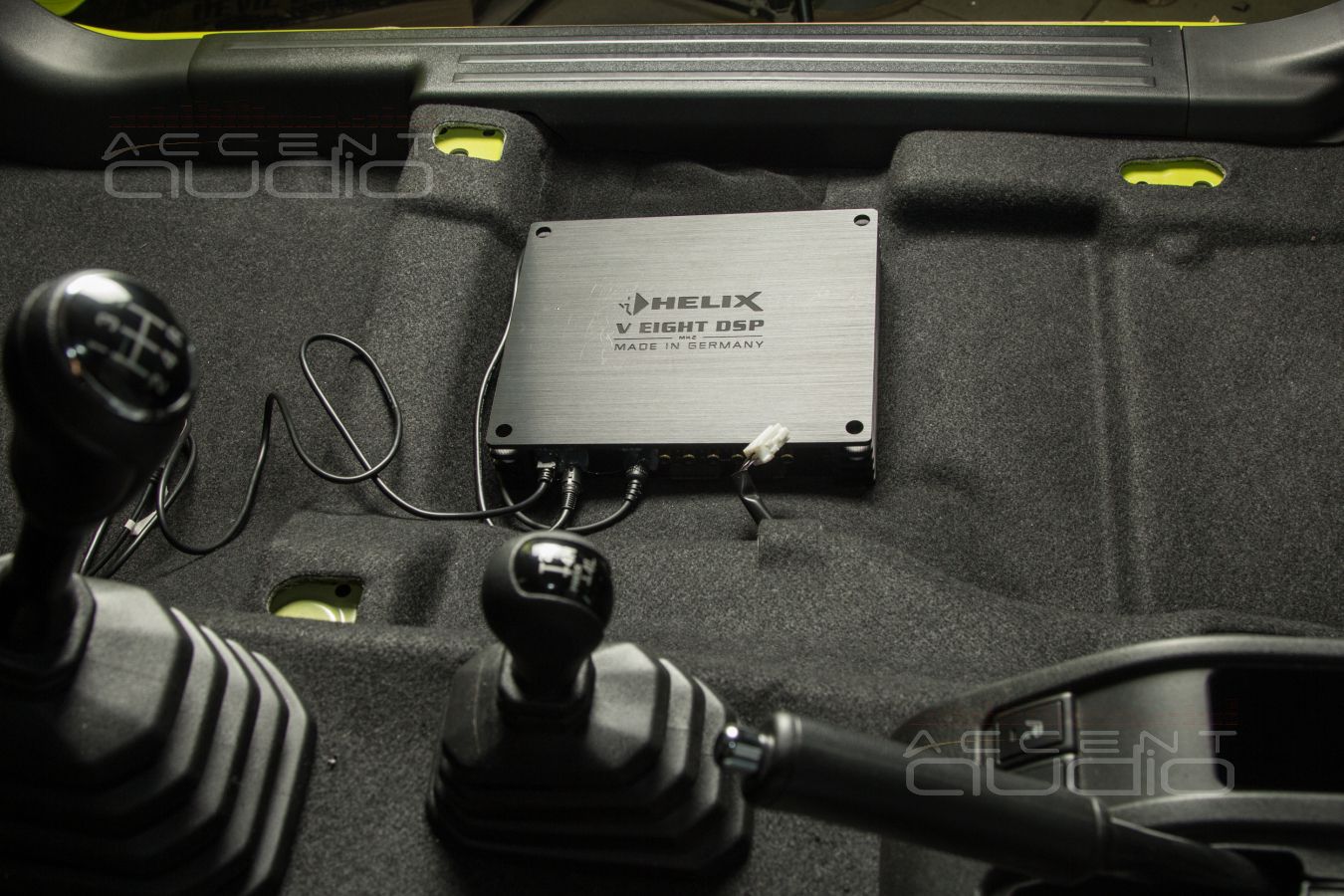 Скрытая установка компактного 8 канального усилителя Helix в Suzuki Jimny