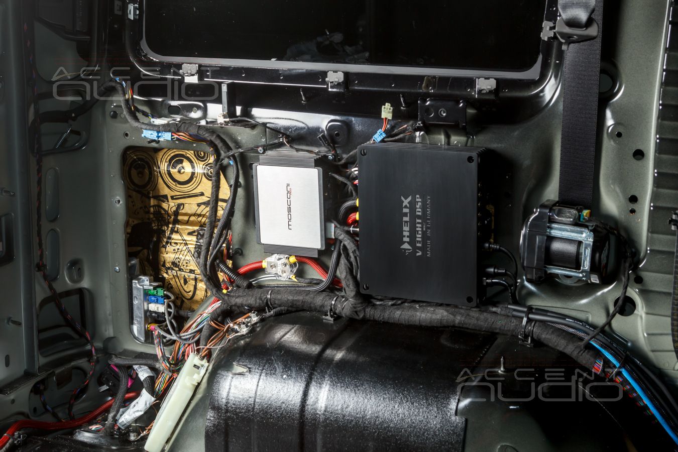 Update: новинка для Gelandewagen без Burmester – скрытый монтаж усилителей