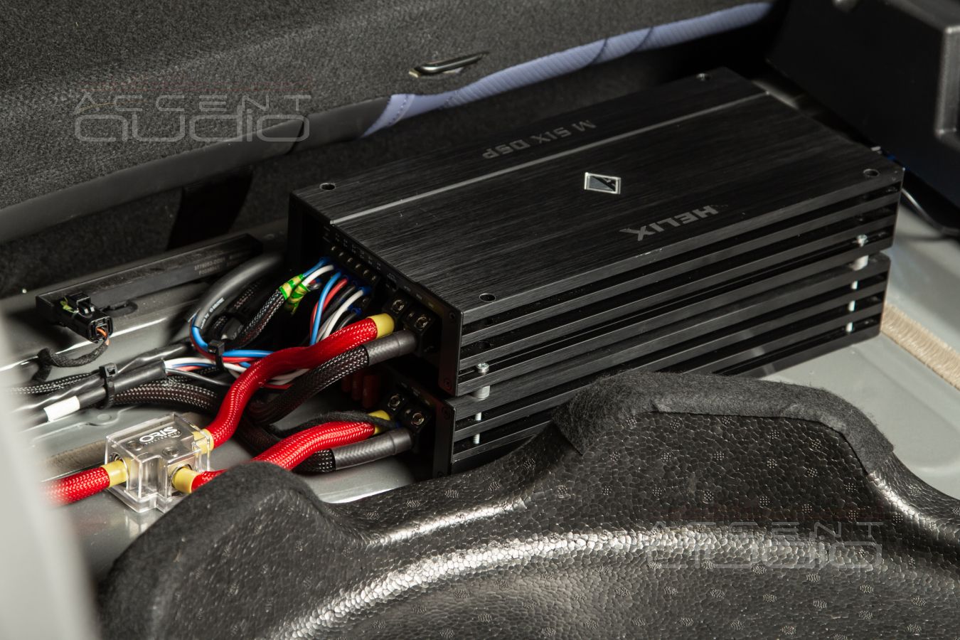 Монтаж усилителей Helix в Hongqi HS3 полностью скрыто