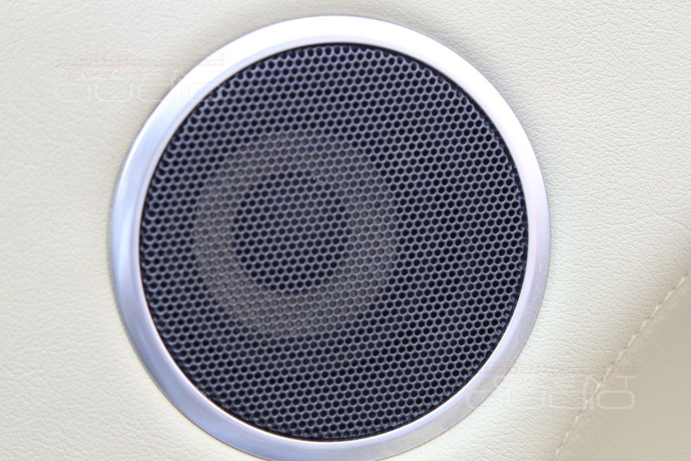 Установка трехполосной акустики Focal в Range Rover Sport