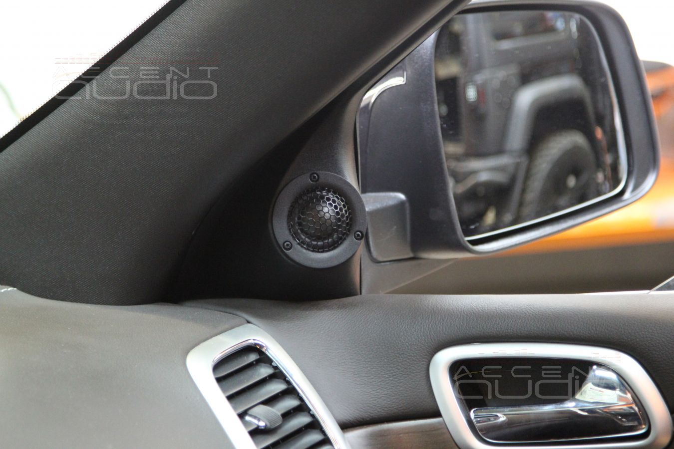Подиумы под твитеры ScanSpeak в Jeep Grand Cherokee 2014