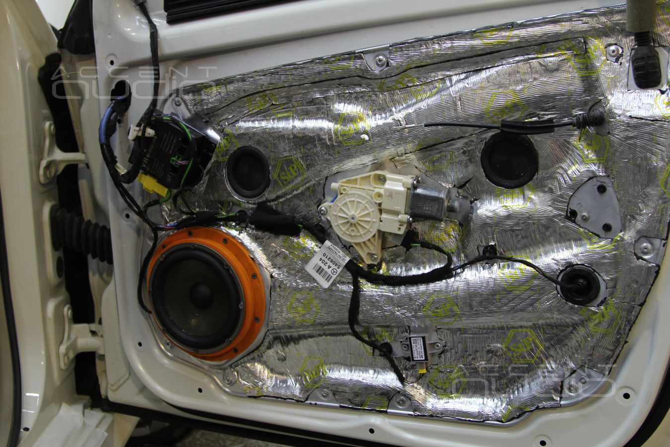 Установка мидбасов Eton и твитеров ScanSpeak в Mercedes GLK