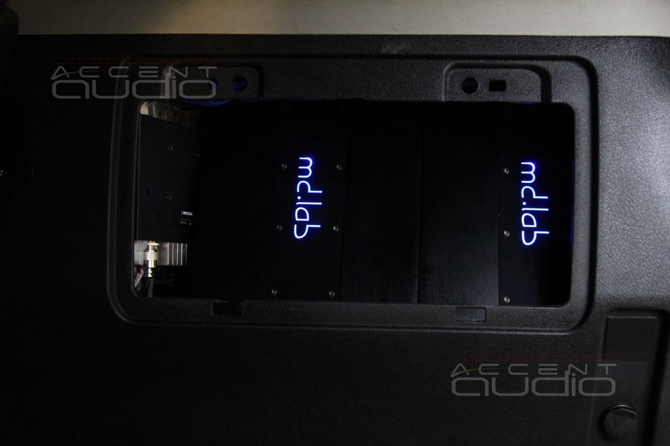 Скрытая установка усилителей в Hummer H3