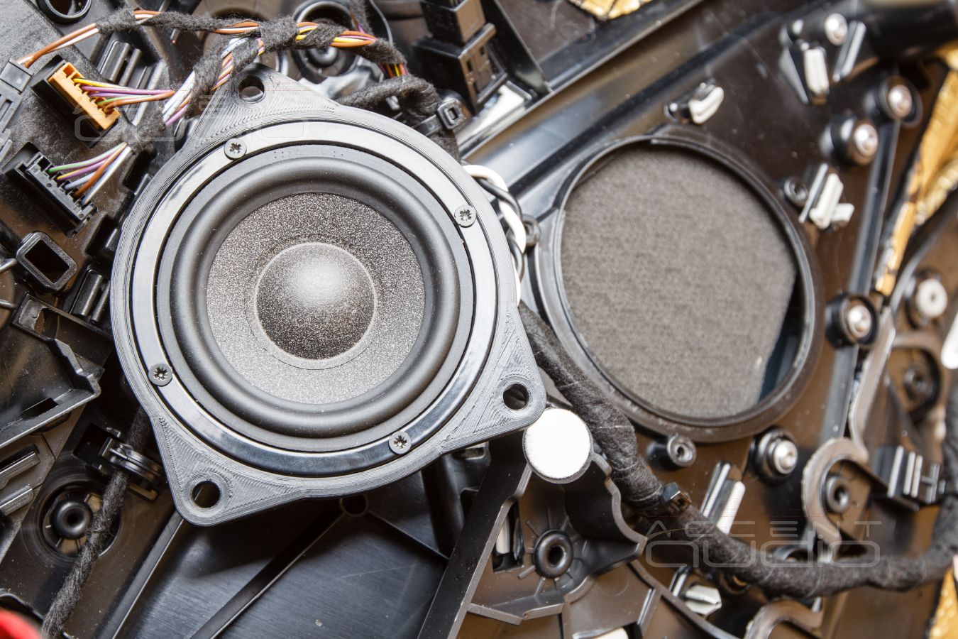 Штатная установка среднечастотных динамиков Brax ML3 в Porsche Cayenne Coupe