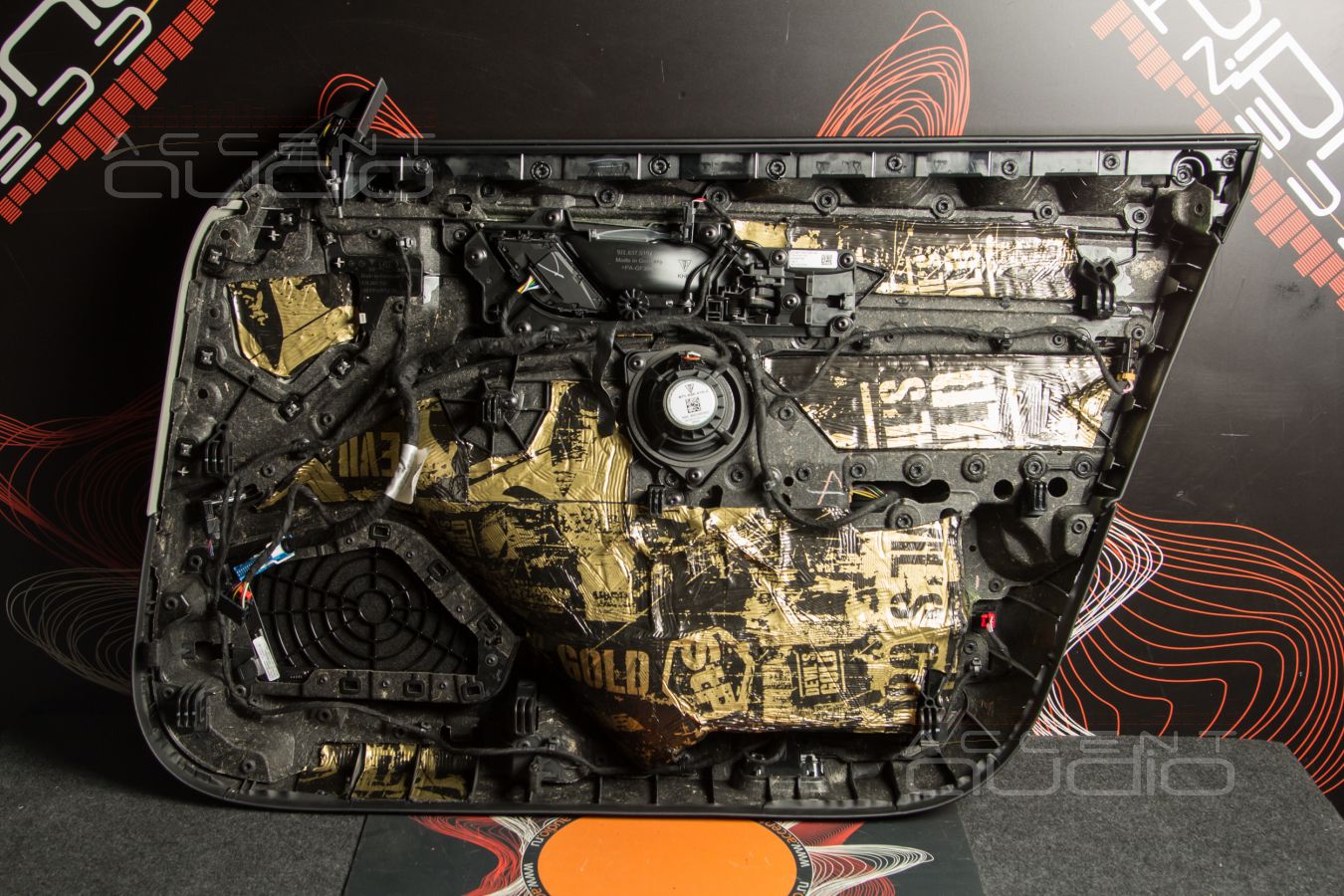 Аудиоподготовка дверей и монтаж мидбасовых динамиков Brax ML6P в Porsche Taycan