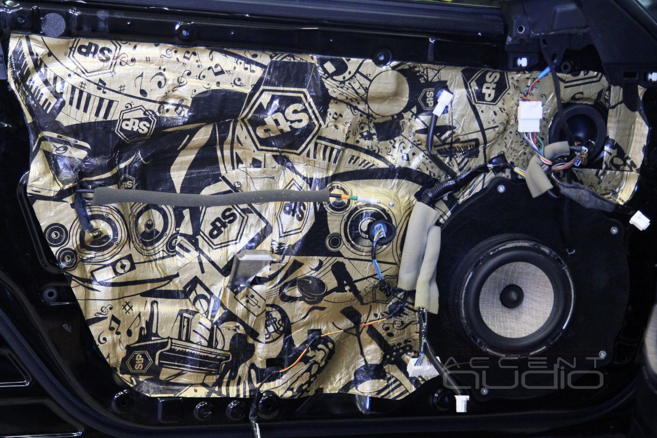 Установка мидбасовых динамиков ScanSpeak Revelator 18W/4531G00 в двери Infiniti Q50