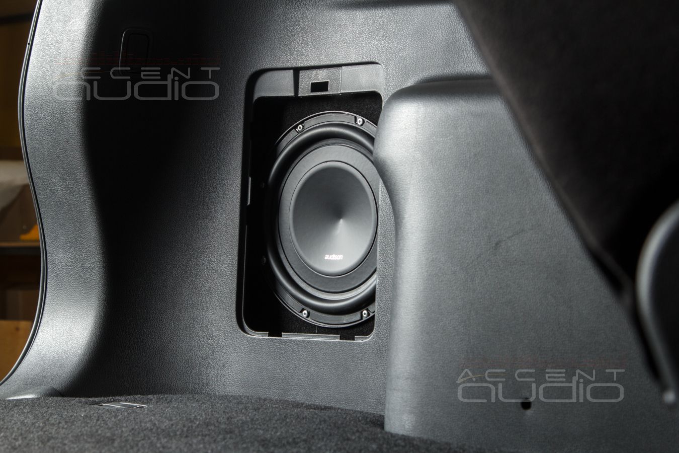 Полностью скрытый, встроенный сабвуфер-стелс для Mitsubishi Pajero Sport