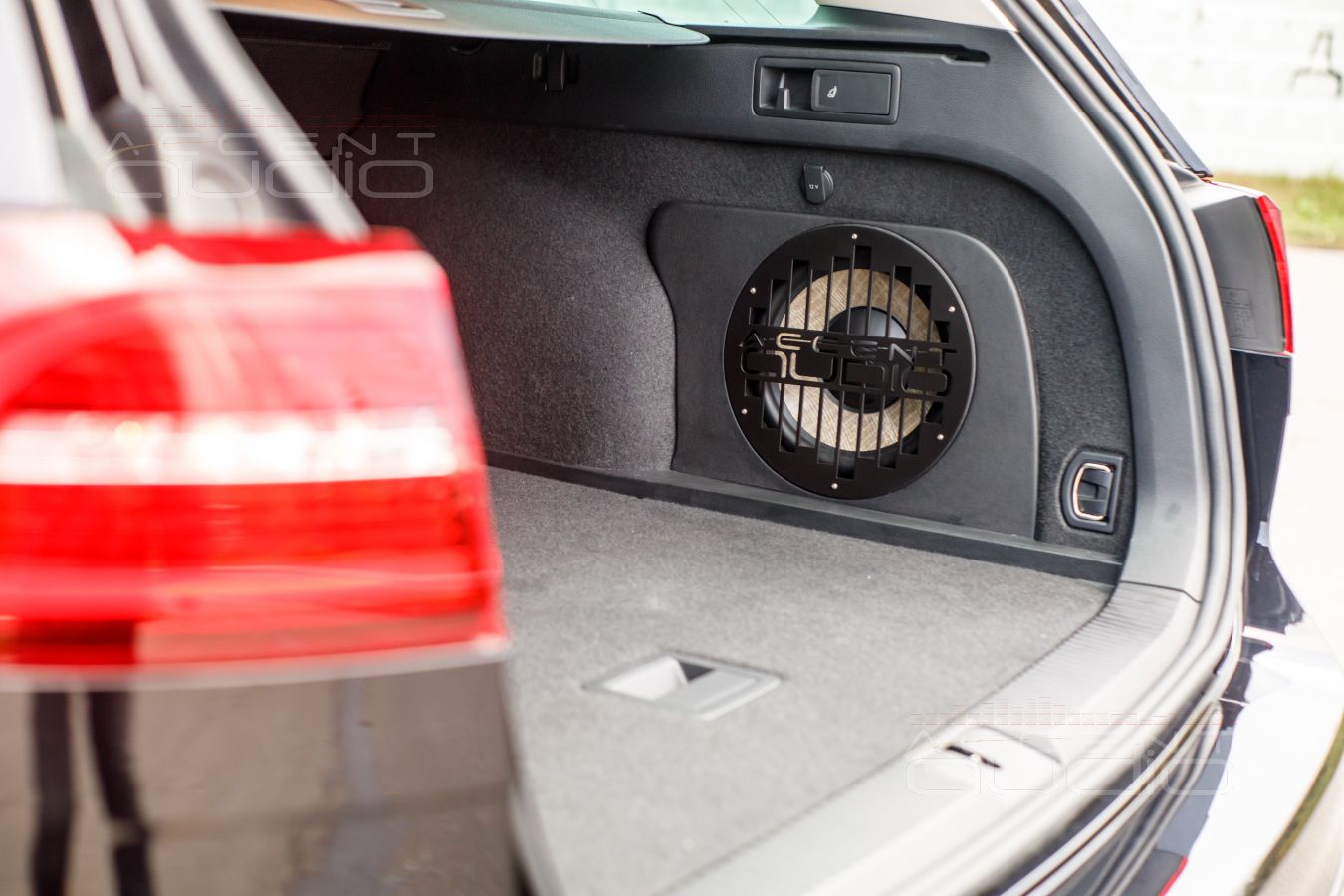 Фирменный сабвуфер-стелс – специально для Volkswagen Passat AllTrack