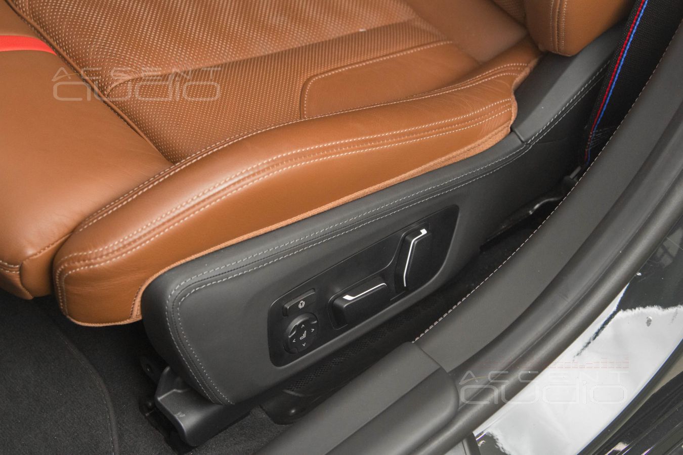 То, что есть только в Bentley: стойки, пороги низ сидений – натуральная кожа!