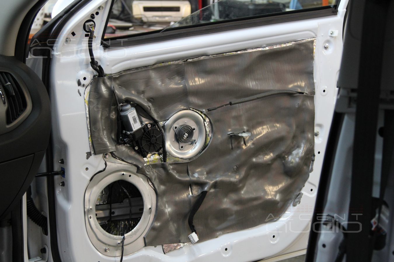 Замена акустических систем (динамиков) в Kia Sportage