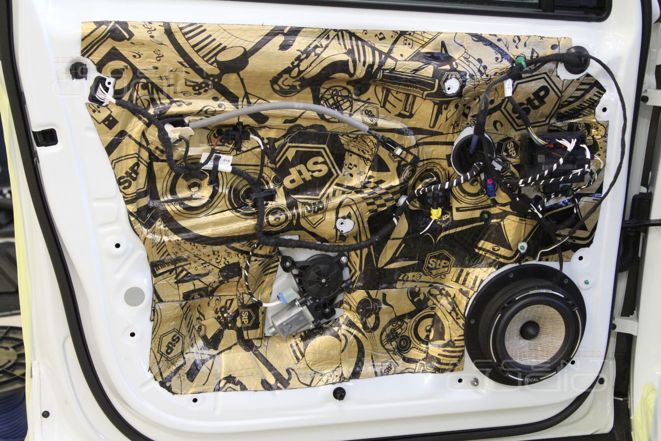 Установка мидбасов в новый Тигуан