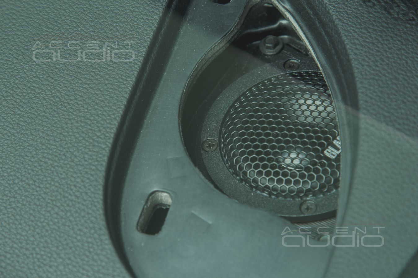 Установка новых широкополосных излучателей для лучшего звука в Audi A5 2021