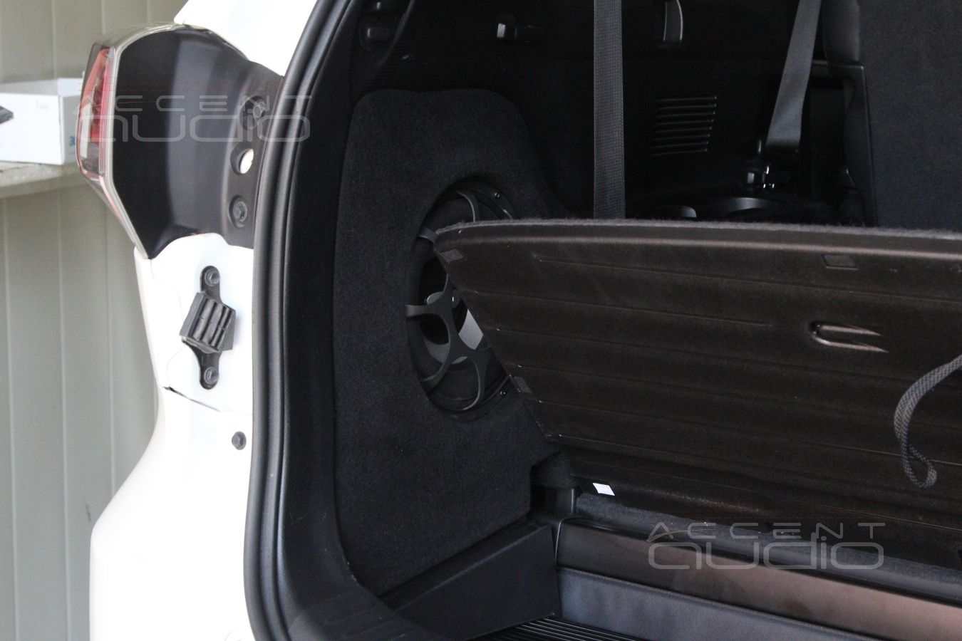 Встроенный сабвуфер в Toyota Highlander