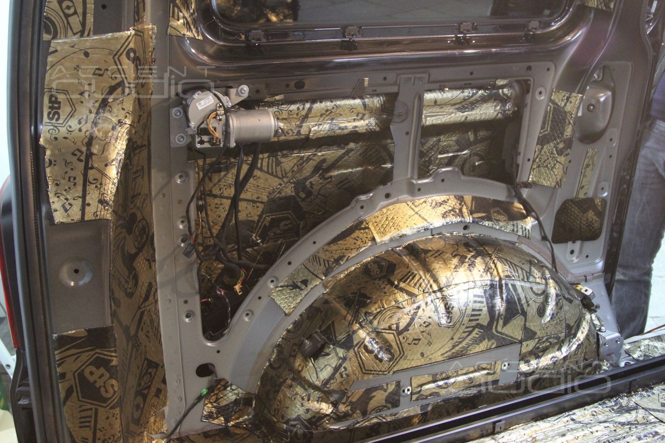 Установка акустики в Volkswagen Multivan