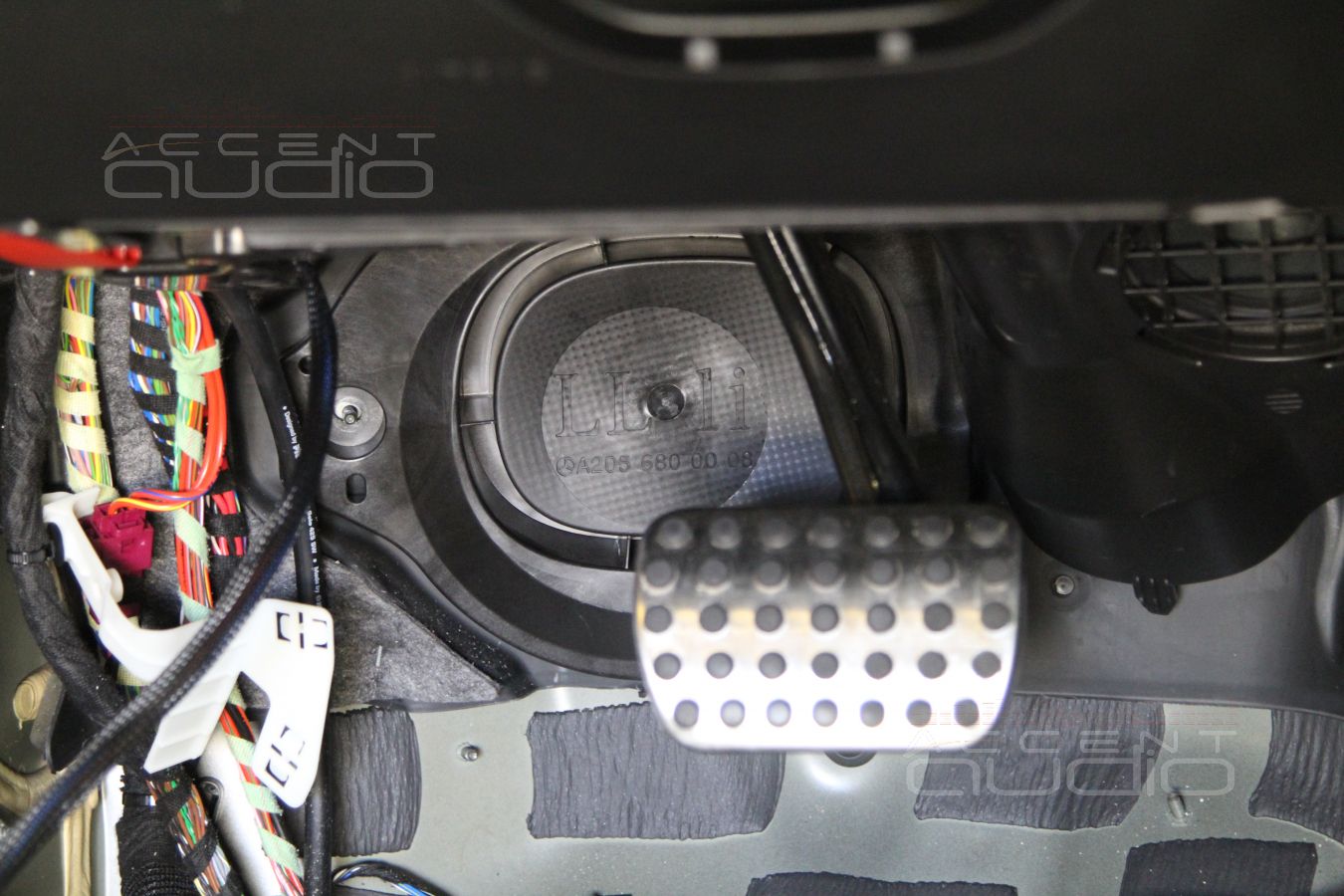 Установка мидбасов в подполье Mercedes